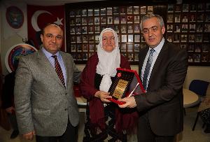 Remzi Aydın’dan Şehit Ailelerine Plaket..